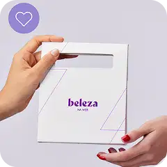Mãos segurando uma embalagem de presente, simbolizando o pedido finalizado.
