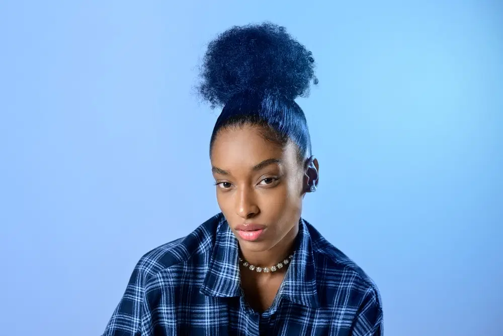 Imagem de mulher usando penteado com coque