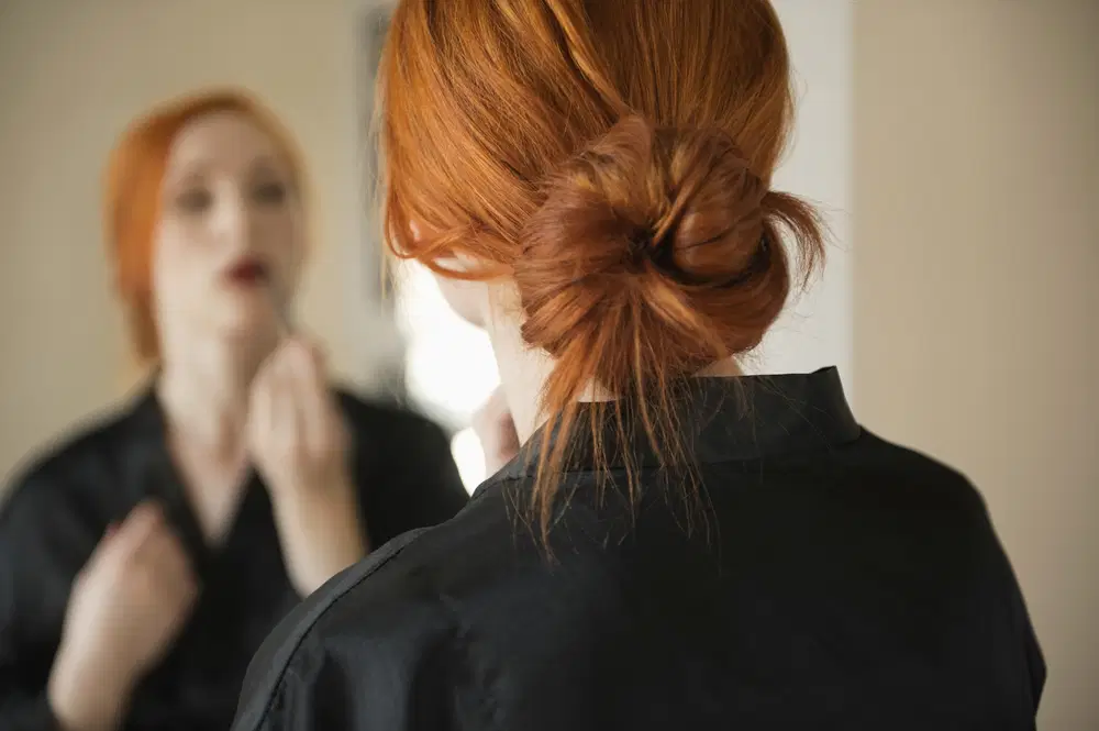 Imagem de penteado com coque baixo