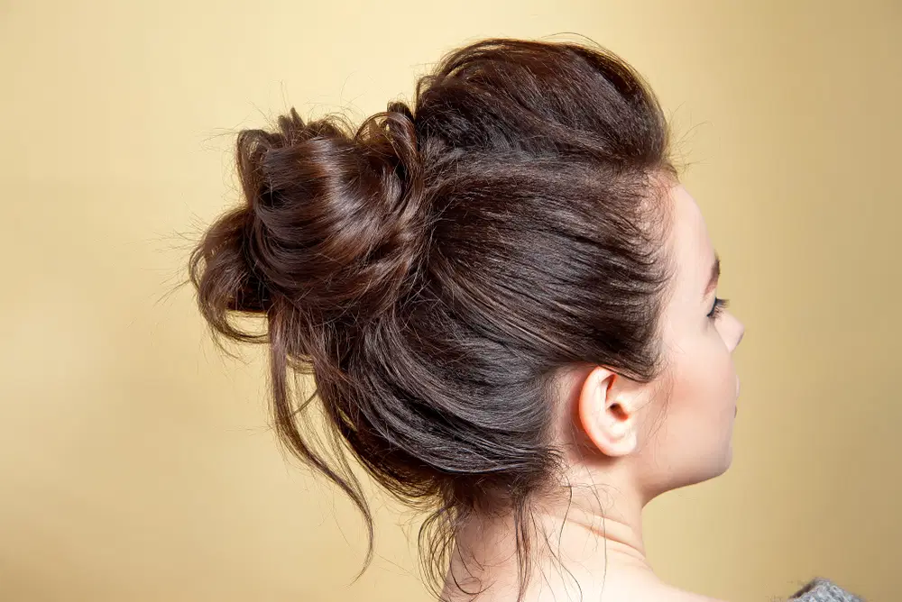 Imagem de penteado com coque alto bagunçado