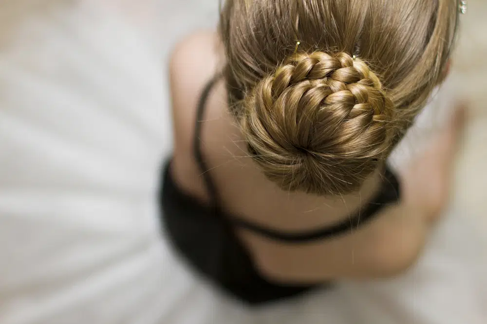Imagem de penteado com coque com tranças