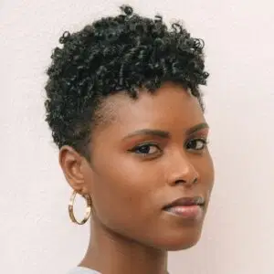 Corte pixie em cabelo cacheado