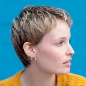 Corte pixie em cabelo liso