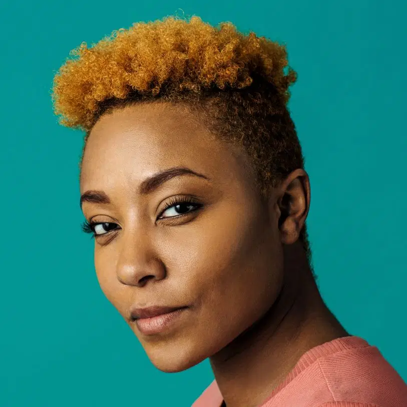 Mulher com cabelo descolorido curto em estilo Tapared Cut