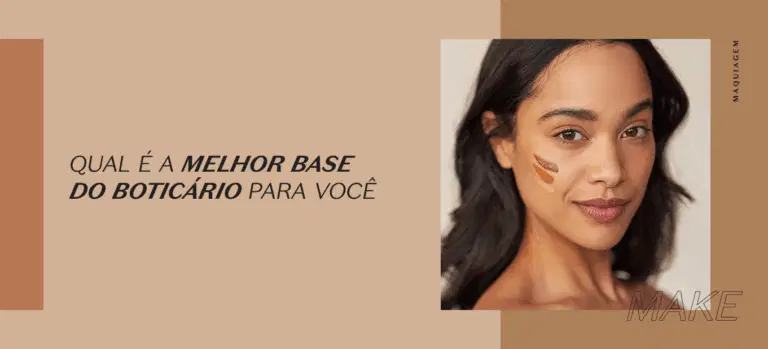 Mulher parda com cabelos pretos lisos e três aplicações de base na bochecha com tons diferentes