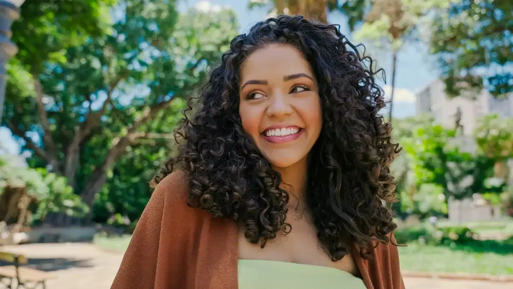 Imagem de mulher sorrindo com maquiagem natural