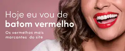 batom vermelho Eudora nos lábios de uma mulher sorrindo
