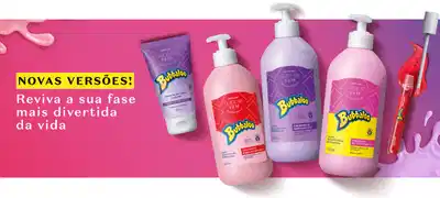 Bisnagas e frascos brancos com rótulos em tons de azul, vermelho, rosa e amarelo de itens Cuide-se Bem Bubballoo com texto convidando a reviver a sua fase mais divertida da vida.