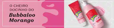 Frascos brancos com rótulos em tons de vermelho, rosa e amarelo em fundo branco e, ao lado, em fundo rosa, letras mostrando se tratar de produtos com o cheiro docinho do Bubbaloo Morango.