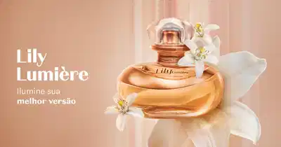 Frasco transparente com líquido dourado, com tampa e detalhes também em dourado de Lily Lumiére em fundo rosa com flores brancas ao redor.