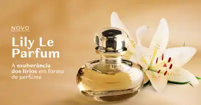 Lily Le Parfum, a exuberância dos lírios em forma de perfume. Uma garrafa de perfume dourada com um design elegante, rodeada por lírios brancos em um fundo laranja.