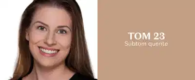 Mulher de cabelos castanhos escuros está sorrindo em fundo branco e, ao lado, em fundo bege, letras brancas indicam que o tom de pele dela é 23 com subtom quente.