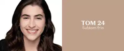 Mulher de cabelos lisos e pretos e pele branca está sorrindo em fundo branco e, ao lado, em fundo bege, letras brancas indicam que o tom dela é 24, com subtom frio.