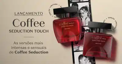 Dois vidros de Coffee Seduction Touch, sendo um mais claro, na versão feminina, e outra mais escura, na versão masculina, em fundo cinza com foto de um casal apaixonado.