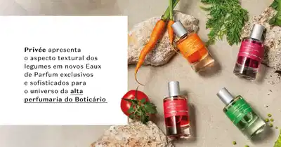 Privée apresenta o aspecto textural dos legumes em novos Eaux de Parfum exclusivos e sofisticados para o universo da alta perfumaria do Boticário. Há diversos frascos de Eau de Parfum em cores laranja, rosa e verde, além de vegetais como cenouras, tomates e beterrabas.
