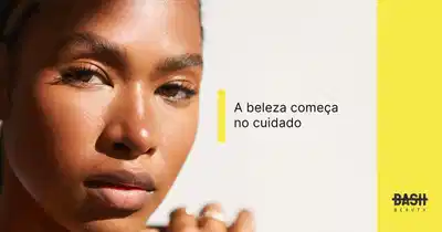 A imagem mostra um close-up do rosto de uma mulher preta de pele brilhante e maquiagem impecável. O texto diz "A beleza começa no cuidado" em português, fazendo propaganda de produtos de beleza.