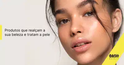 A imagem mostra um close-up do rosto de uma mulher jovem com olhos expressivos e lábios naturais saudáveis. O texto promociona produtos de beleza que realçam a beleza natural e cuidam da pele.