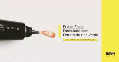 A imagem mostra um primer facial em frasco preto com uma amostra do produto sendo aplicada na mão. O texto descreve que o primer é formulado com extrato de chá verde, proporcionando ação calmante e efeito glow.