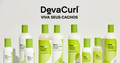 Banner promocional da marca DevaCurl, com vários frascos verdes de shampoo e slogan "Viva seus cachos".