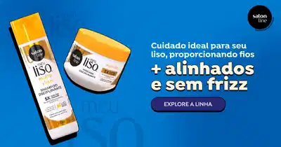 O banner apresenta produtos para cabelos lisos da linha "Salon Line Meu Liso", com shampoo e máscara disciplinante em embalagens amarelas sobre um fundo azul.