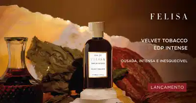 A imagem mostra um frasco de perfume Felisa Velvet Tobacco EDP Intense, junto com folhas de tabaco secas e uma paisagem de nuvens alaranjadas.