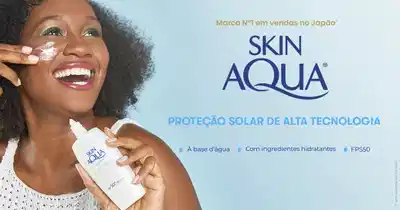 Mulher negra sorridente aplicando protetor solar Skin Aqua, marca de proteção solar de alta tecnologia.