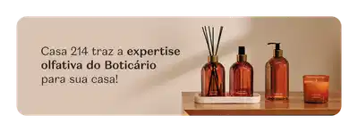 Coleção de produtos com a expertise olfativa do Boticário, Casa 214, com frascos em tons de laranja, em uma prateleira de madeira.