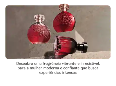 Três frascos das fragrâncias de Floratta, como Floratta Red, Floratta Red Blossom e Floratta Red Passion, sobre fundo de concreto.