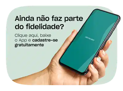 Mão segurando um smartphone e texto em letras pretas convidando a se cadastrar e fazer parte do programa de fidelidade.