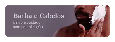 Imagem de um homem aplicando produto na barca, sobre fundo cinza escuro.