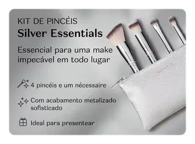 Kit de pincéis de maquiagem com cabo prateado e cerdas nas cores marrom e branca. Ele está dentro de um nécessaire e traz um texto apresentando os benefícios do produto.