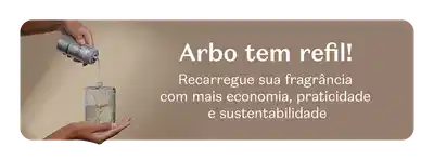 Dois frascos de Arbo Refil de um lado e uma mão segurando um frasco da fragrância de Arbo do outro, sobre fundo bege escuro.
