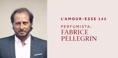 Um homem de cabelos escuros e olhar sério, vestido com terno. L’Amour-Esse 142, perfumista Fabrice Pellegrin.