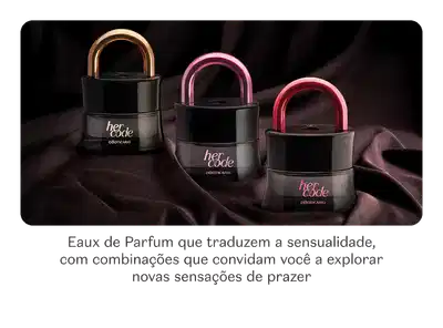Três vidros de itens de perfumaria Her Code, com frascos em formato de cadeado, dispostos sobre superfície reflexiva escura. O texto explica que se trata de um produto que traduz a sensualidade.