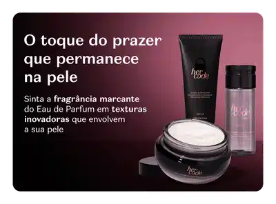 Embalagens de produtos de cuidados pessoais da marca Her Code em embalagens pretas em um cenário em tons de preto e marrom. Também há convite para conhecer a fragrância e a textura da marca.