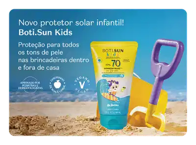 Bisnaga de protetor solar infantil em tons de azul e amarelo na areia da praia. Ao lado, uma pá de brinquedo e o céu é azul, simulando um céu de verão. O texto conta os benefício do produto.