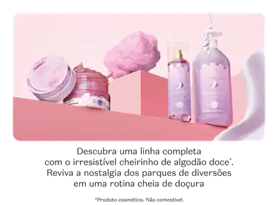 Linha completa de produtos da marca Cuide-se Bem Doces Delírios, todos em tons de rosa e lilás. Estão em uma plataforma rosa com fundo rosa-claro.