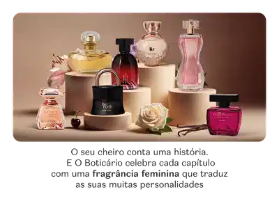 Uma variedade de fragrâncias femininas O Boticário em diferentes formatos e marcas. Eles estão em superfície bege e fundo bege e preto.