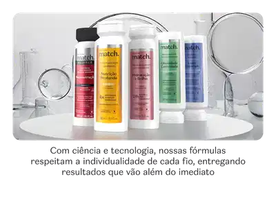 Diversos produtos da marca Match, incluindo shampoos, condicionadores e tratamentos para cabelos. Eles estão sobre um círculo de vidro com outros iguais ao redor.