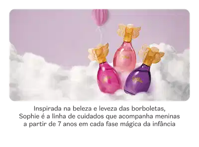 Diferentes produtos da marca Sophie em tons de rosa e azul em cima de nuvens e fundo azul e texto falando um pouco sobre a marca.