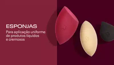 Três esponjas de diferentes cores - rosa, bege e preta. Para aplicação uniforme de produtos líquidos e cremosos.