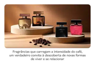 Vários vidros de diferentes linhas da marca Coffee sobre pequenas plataformas circulares e grãos de café em superfície clara e fundo em tons de rosa, roxo e preto. Legenda com informações sobre a marca.