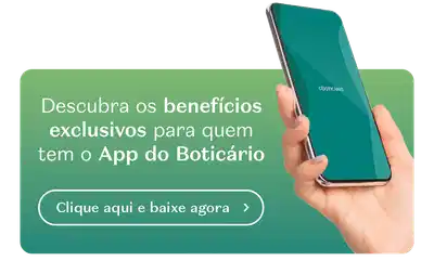 O banner mostra um smartphone sendo segurado por uma mão e um QR Code ao lado, com instruções para baixar o aplicativo do Boticário e acessar benefícios exclusivos.
