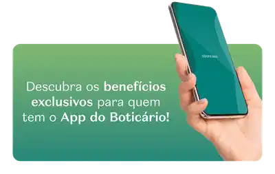O banner mostra um smartphone sendo segurado por uma mão e um QR Code ao lado, com instruções para baixar o aplicativo do Boticário e acessar benefícios exclusivos.