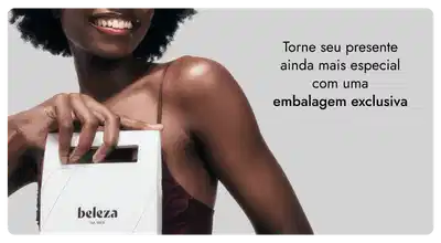 A imagem mostra uma pessoa sorridente com cabelos cacheados escuros, segurando uma embalagem branca com o texto "beleza na web". O texto na imagem diz "Torne seu presente ainda mais especial com uma embalagem exclusiva".