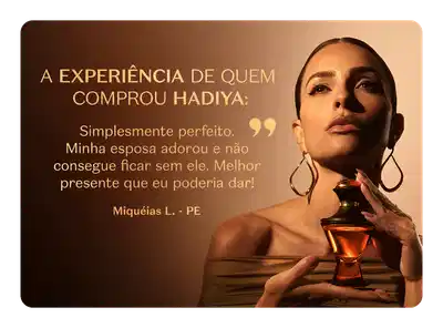 Imagem com mulher segurando o frasco do Eau de Parfum Hadiya. O texto relata a experiência de quem comprou e o classificou como "Simplesmente perfeito".