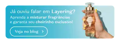 Banner horizontal azul claro com mão segurando um frasco de Body Splash com chamada para descobrir a técnica de Layering no blog.