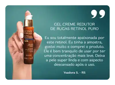 Mão segurando um vidro marrom com tampa branca e detalhes dourados de gel creme redutor de rugas Botik Retinol Puro em fundo azul petróleo com luzes.