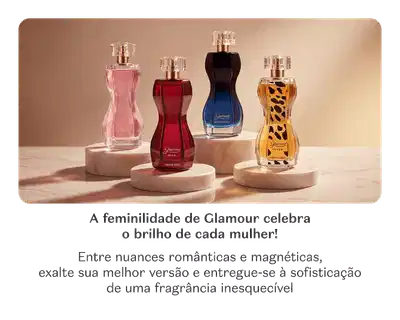 A imagem apresenta quatro frascos de desodorantes colônia da marca Glamour, em diferentes formatos e cores dispostos sobre pedestais rosados, em um fundo rosado com luz natural. A descrição da marca destaca a feminilidade e o brilho de cada mulher, com nuances românticas e magnéticas, exaltando sua melhor versão e entregando uma fragrância inesquecível.
