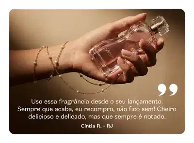 A imagem mostra uma mão e parte do antebraço feminino adornado com um cordão dourado com pequenas bolinhas brancas. A mão segura um frasco de Desodorante Colônia da linha Glamour, que tem um frasco transparente com líquido rosado. O texto ao lado é um depoimento de uma consumidora satisfeita com o produto.